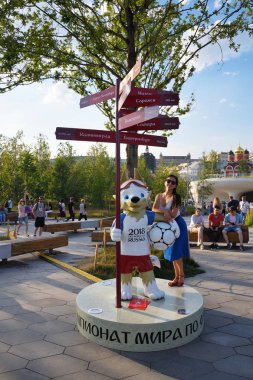 Moskova, Rusya - 23 Haziran 2018: 2018 Dünya Kupası ve FIFA Konfederasyon Kupası 2017 kurt Moskova şehir parkı Zaryadye Zabivaka resmi maskotu 