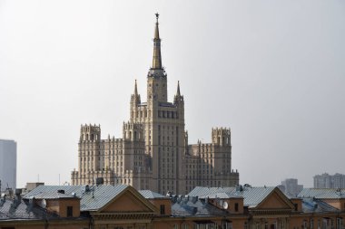 Moskova manzarası. Bakanlığı Dış İlişkiler, Rusya'nın yaz yağmuru sırasında gösterilen stalinist gökdelen inşa ana. Rusya'nın başkenti
