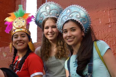 Moskova, Rusya - 23 Haziran 2018: Peru Rus kızlar futbol taraftarları Kremlin Duvarı üzerinde. FIFA Dünya Kupası, dünya 2018