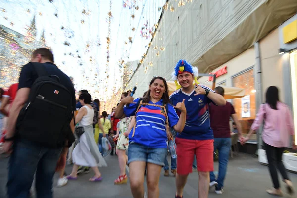 モスクワ ロシア連邦 2018 モスクワの街のフランスのサッカーファン ムンディアル 2018 Fifa ワールド カップ モスクワでニコルスカヤ通りを歩いて海外からのサッカーファン — ストック写真
