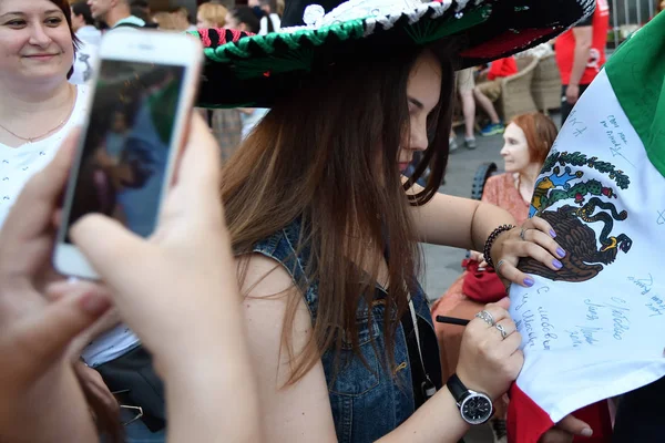 Moskou Rusland Juni 2018 Russische Voetbalclub Sexy Meisje Handtekening Schrijven — Stockfoto