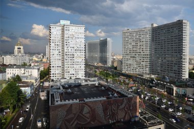 Moskova, Rusya - 23 Haziran 2018: Görünüm sokakta Yeni Arbat Caddesi (Rusça Novy Arbat) yukarıdan yaz yağmuru sırasında. Modern altı şeritli avenue, yüksek katlı binaların iki satır ile birlikte 1962 ve 1968 yılları arasında inşa edilmiştir