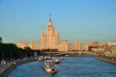Moskova, Rusya - 23 Haziran 2018: Zaryadye Park Moskvoretskaya Embankmentand, Moskova Nehri cruise gemi ve Stalinist gökdelen Kotelnicheskaya setin şirketten olan görünümünden 