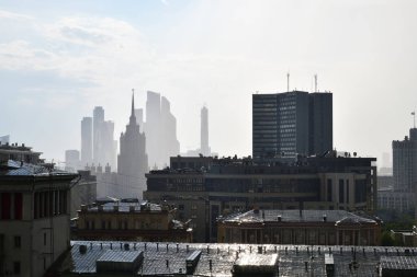 Moskova manzarası. Stalinist gökdelen ve geç Sovyet Mimarlık yaz yağmuru sırasında gösterilen modern Moscow City iş merkezi gökdelenler arka plan üzerinde. Rusya'nın başkenti