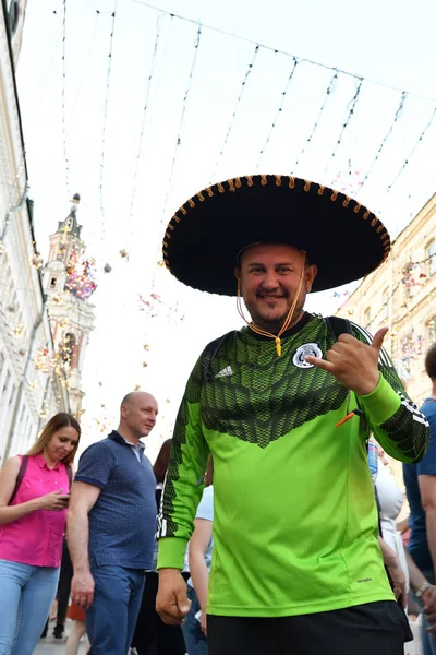モスクワのニコルスカヤ通りに Mexica からモスクワ ロシア連邦 2018 サッカーのファンです ムンディアル 2018 Fifa ワールド — ストック写真