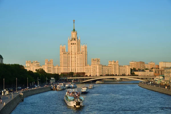 Zaryadye パーク Moskvoretskaya Embankmentand モスクワ川クルーズ船とスターリン超高層ビル Kotelnicheskaya 堤防の家からモスクワ ロシア連邦 2018 ビュー — ストック写真