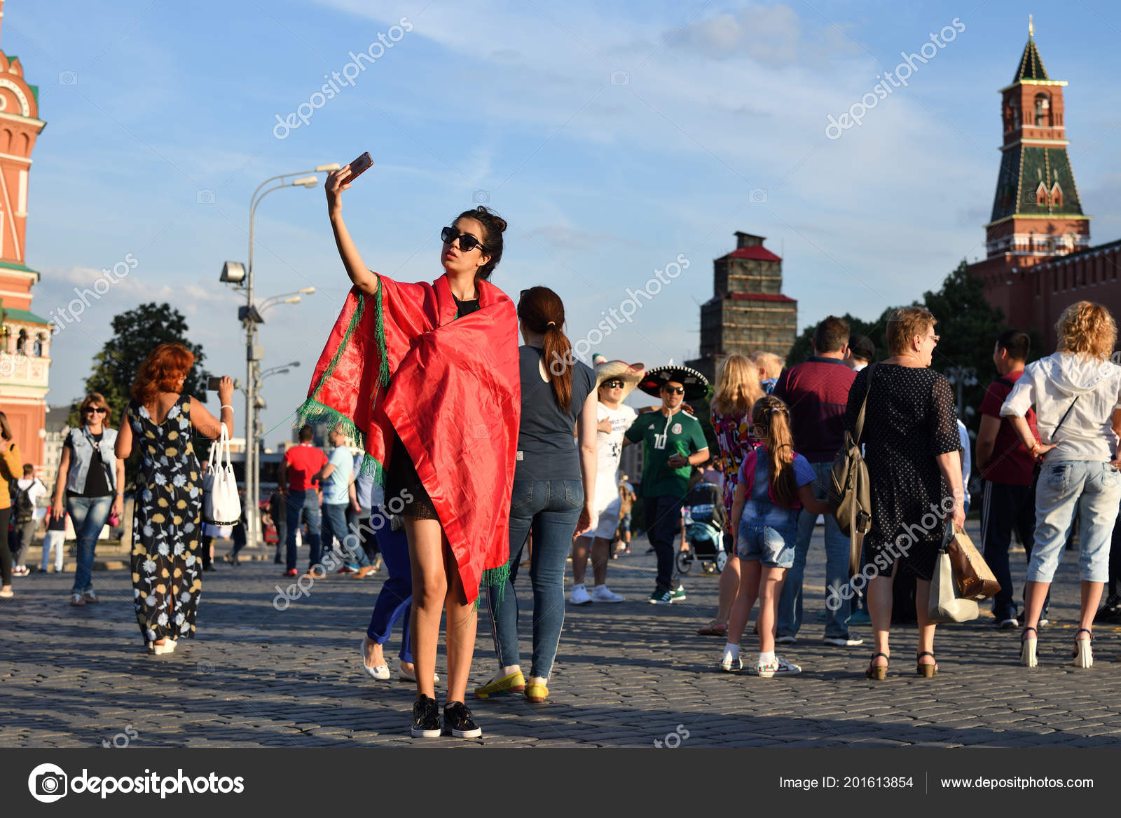 莫斯科俄罗斯2018年6月26日摩洛哥足球迷女孩采取自拍在克里姆林宫的背景下莫斯科红场国际足联世界杯Mundial 2018 —— 库存社论照片©  znm666 #201613854