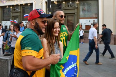 Moskova, Rusya - 26 Haziran 2018: Brezilya ve Rusya futbol taraftarları Moskova sokaklarında. Moskova, Dünya Kupası, dünya 2018 Nikolskaya sokaklarda yürürken yurt dışında futbol taraftarları