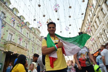 Moskova, Rusya - 26 Haziran 2018: İran futbol fan Moskova sokaklarında. Moskova, Dünya Kupası, dünya 2018 Nikolskaya sokaklarda yürürken yurt dışında futbol taraftarları