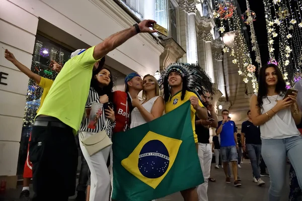 モスクワ ロシア連邦 2018 モスクワの夜街のブラジルとロシアのフットボールのファン 海外ムンディアル 2018 Fifa ワールド カップ ニコルスカヤ通りを歩いてからサッカー — ストック写真