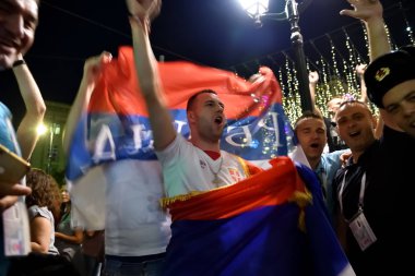 Moskova, Rusya - 26 Haziran 2018: Sırp futbol taraftarları sokakta Nikolskaya, Moskova geceleri Ulusal bayrakları ile. FIFA Dünya Kupası, dünya 2018