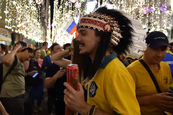 モスクワ ロシア連邦 2018 モスクワの夜街のブラジルのサッカーファン ムンディアル 2018 Fifa ワールド カップ モスクワでニコルスカヤ通りを歩いて海外からのサッカーファン — ストック写真