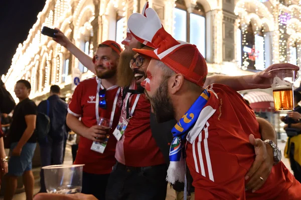 Moskova, Rusya - 26 Haziran 2018: Danimarkalı futbol taraftarları Moskova gece sokaklarda. Yurt dışında yürüyüş üzerinden futbol taraftarları aşağı Nikolskaya sokakları, FIFA Dünya Kupası, dünya 2018