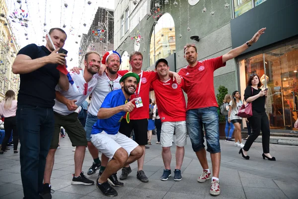モスクワの街のモスクワ ロシア連邦 2018 デンマーク ロシアおよびブラジルのフットボールのファン 海外ムンディアル 2018 Fifa ワールド カップ — ストック写真
