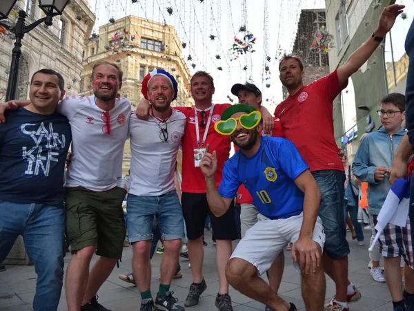 Moscou Rússia Junho 2018 Torcedores Futebol Dinamarqueses Russos Brasileiros Nas — Fotografia de Stock