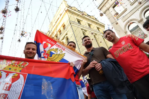 モスクワ ロシア連邦 2018 モスクワのニコルスカヤ通りに国旗とセルビアのサッカーファン ムンディアル 2018 Fifa ワールド カップ — ストック写真