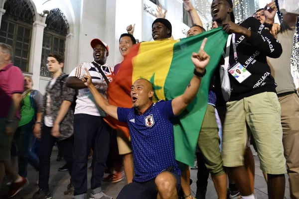 モスクワの夜街のモスクワ ロシア連邦 2018 日本とセネガル サッカー ファンNilolskay Mundial 2018 Fifa ワールド — ストック写真