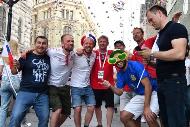 Moskova, Rusya - 26 Haziran 2018: Danimarka, Rusya ve Brezilya futbol taraftarları Moskova sokaklarında. Yurt dışında yürüyüş üzerinden futbol taraftarları aşağı Nikolskaya sokakları, FIFA Dünya Kupası, dünya 2018