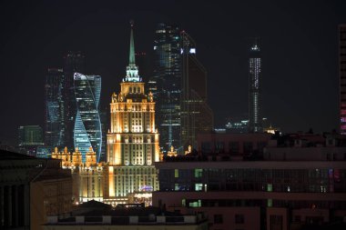 Moskova, Rusya - 27 Haziran 2018: Moskova gece manzarası. Stalinist gökdelen geceleri gösterilen Moscow City iş merkezi gökdelenler arka plan üzerinde. Rusya'nın başkenti