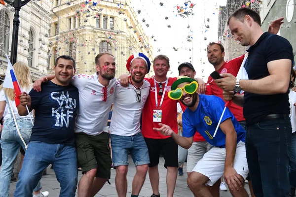 Moscou Rússia Junho 2018 Torcedores Futebol Dinamarqueses Russos Brasileiros Nas — Fotografia de Stock