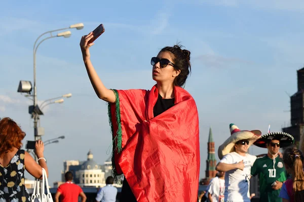 莫斯科 俄罗斯 2018年6月26日 摩洛哥足球迷女孩采取自拍在克里姆林宫的背景下 莫斯科红场 国际足联世界杯 Mundial 2018 — 图库照片