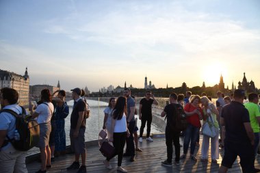 Moskova, Rusya - 23 Haziran 2018: insanlar Zaryadye Park içinde yüzen köprüde günbatımında dinleniyor. Zaryadye parkıdır manzara kentsel park yer bitişik Kızıl Meydan, Moskova