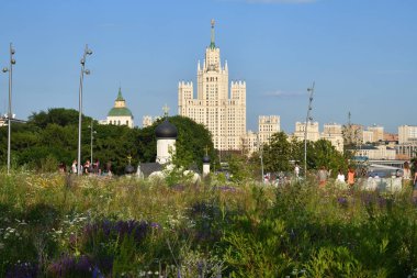 Moskova, Rusya - 23 Haziran 2018: İnsanlar Moskova Kremlin Zaryadye Parkı sakin ol. Stalinist gökdelen Kotelnicheskaya setin şirketten doğal görünümü