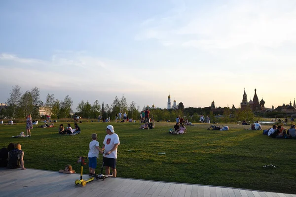 모스크바 러시아 2018 사람들이 모스크바 크렘린 러시아 Zaryadye 공원에서 Zaryadye는 — 스톡 사진