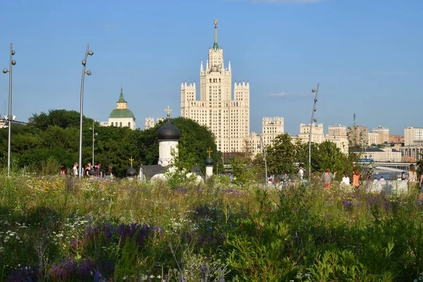 Moscou Rússia Junho 2018 Pessoas Relaxam Parque Zaryadye Perto Kremlin — Fotografia de Stock