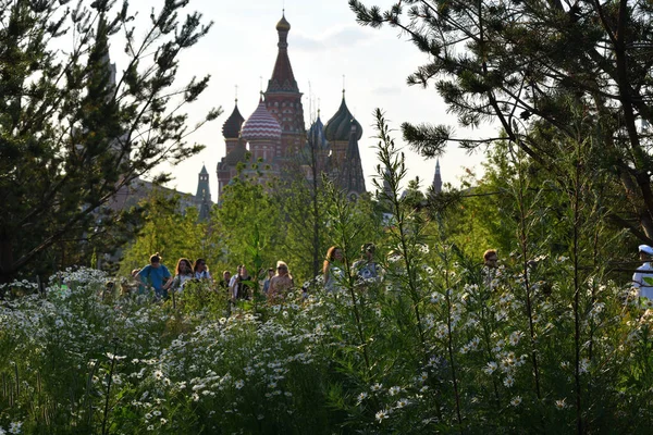 Moscou Russie Juin 2018 Les Gens Détendent Dans Parc Zaryadye — Photo