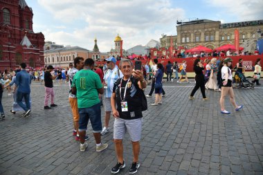 Moskova, Rusya - 29 Haziran 2018: Futbol taraftarları Moskova Kızıl Meydan üzerinde farklı ülkeden. FIFA Dünya Kupası, dünya 2018