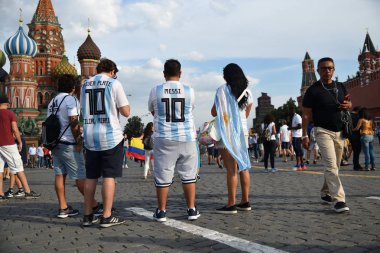 Moskova, Rusya - 29 Haziran 2018: Futbol taraftarları kırmızı kare Moskova'da Arjantin'den. Saint Basil zemin üzerine mübarek Katedrali. FIFA Dünya Kupası, dünya 2018
