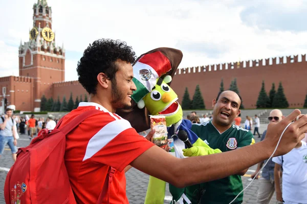 Moskau Russland Juni 2018 Fußballfans Aus Tunesien Und Mexiko Auf — Stockfoto