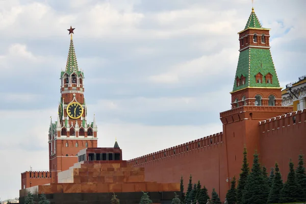 Yaz Günü Moskova Kremlin Duvarda Kırmızı Kare Üzerinde Işçinin Kulesi — Stok fotoğraf