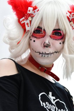 Moskova, Rusya - 29 Haziran 2018: Şeker kafatası makyaj Dia de los Muertos Meksika Karnaval sırasında kadınla. Ölülerin günü