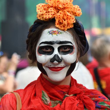 Moskova, Rusya - 29 Haziran 2018: Şeker kafatası makyaj Dia de los Muertos Meksika Karnaval sırasında kadınla. Ölülerin günü