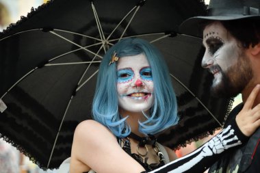 Moskova, Rusya - 29 Haziran 2018: Çift ile şeker kafatası makyaj Dia de los Muertos Meksika Karnaval sırasında. Ölülerin günü