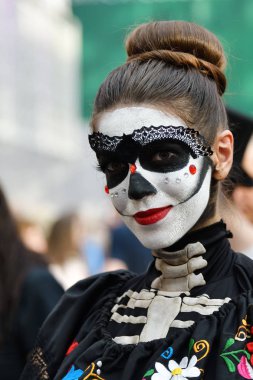 Moskova, Rusya - 29 Haziran 2018: Şeker kafatası makyaj Dia de los Muertos Meksika Karnaval sırasında kadınla. Ölülerin günü