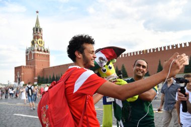Moskova, Rusya - 29 Haziran 2018: Futbol taraftarları Tunus ve Meksika Moskova Kızıl meydanında. Kremlin arka plan üzerinde. FIFA Dünya Kupası, dünya 2018
