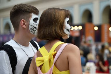 Moskova, Rusya - 29 Haziran 2018: Katılımcılar olarak şeker kafatası makyaj Dia de los Muertos Meksika Karnaval sırasında. Ölülerin günü