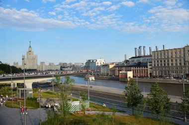 Moskova, Rusya - 23 Haziran 2018: Moskova merkezindeki Zaryadye Parkı 'nda yüzen köprü. Zaryadye Moskova 'nın en önemli turistik merkezlerinden biridir. Moskva Nehri 'nin üzerinde süzülen köprünün güzel manzarası