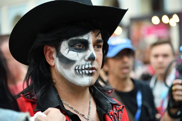 Moscú Rusia Junio 2018 Hombre Con Sombrero Maquillaje Cráneo Azúcar — Foto de Stock