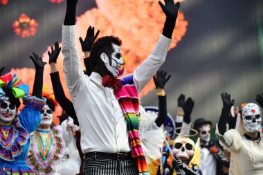 Moskova, Rusya - 29 Haziran 2018: Katılımcıların geleneksel sırasında Dia de los Muertos Meksika Karnaval giyim. Şeker kafatası makyaj. Ölülerin günü