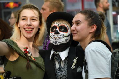 Moscow, Rusya Federasyonu - 29 Haziran 2018: Smailing kızlar bir selfie katılımcı olarak makyaj sırasında Dia de los Muertos Meksika karnaval yapmak ile. Şeker kafatası makyaj. Ölülerin günü