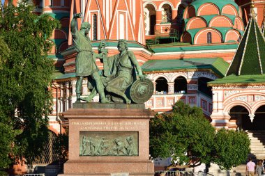 Kuzma çikolatalı ve Prens Dmitry Pozharsky Aziz Basil Katedrali (heykeltraş Ivan Martos) Red Square yanında tarih Anıtı. Heykel 1818 yılında kuruldu. Moskova Rusya