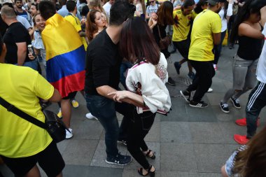 Moskova, Rusya - 23 Haziran 2018: Futbol taraftarları Moskova, Dünya Kupası, dünya 2018 Nikolskaya sokakta dans farklı ülkeden