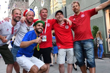Moskova, Rusya - 26 Haziran 2018: Danca ve Brezilya futbol taraftarları Moskova sokaklarında. Yurt dışında yürüyüş üzerinden futbol taraftarları aşağı Nikolskaya sokakları, FIFA Dünya Kupası, dünya 2018