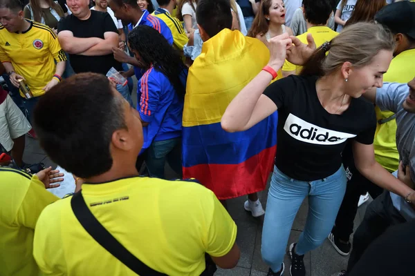 Moskau Russland Juni 2018 Fußballfans Aus Verschiedenen Ländern Tanzen Auf — Stockfoto