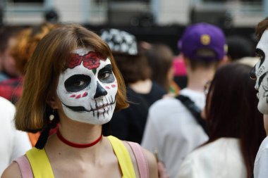 Moskova, Rusya - 29 Haziran 2018: Şeker kafatası makyaj Dia de los Muertos Meksika Karnaval sırasında kadınla. Ölülerin günü