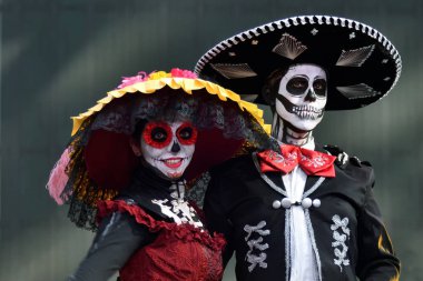 Moskova, Rusya - 29 Haziran 2018: Katılımcıların geleneksel sırasında Dia de los Muertos Meksika Karnaval giyim. Şeker kafatası makyaj. Ölülerin günü